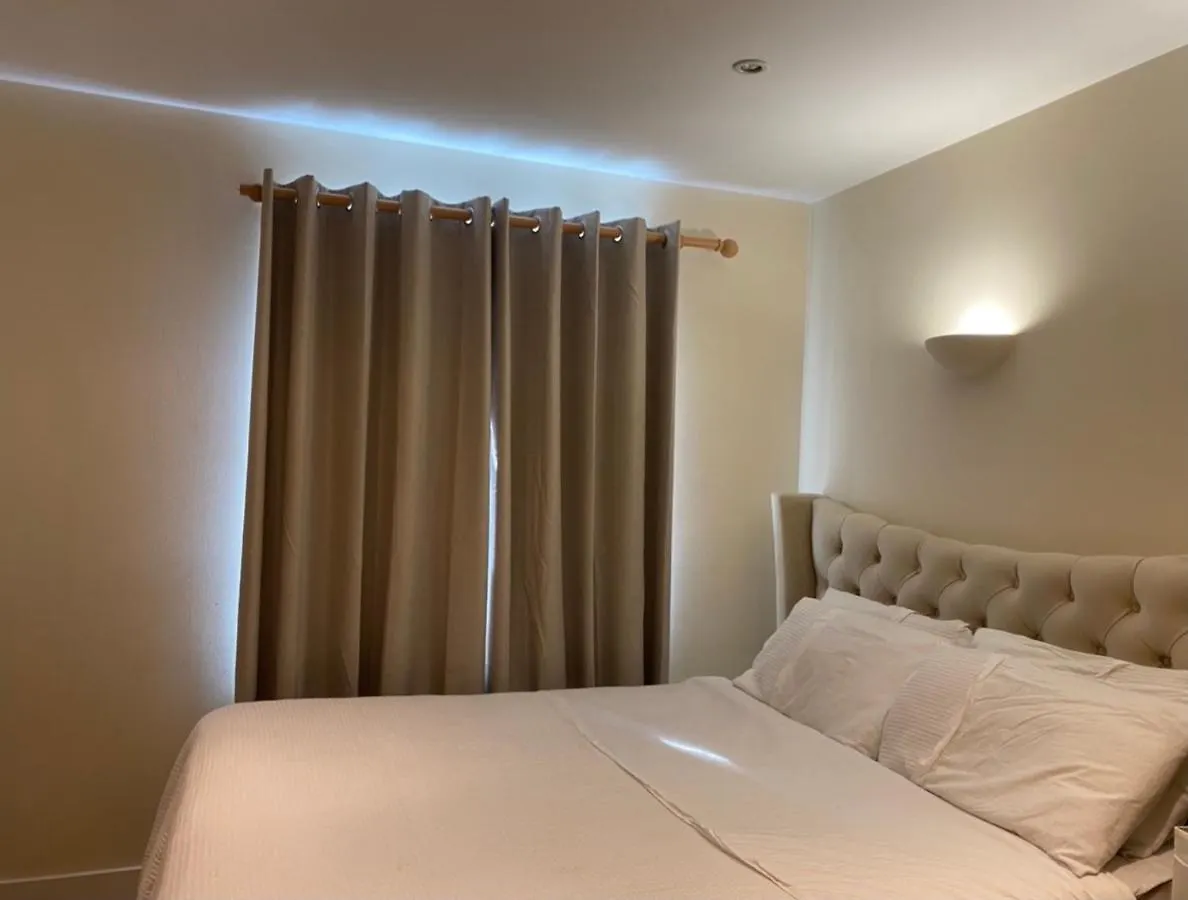 Bed & Breakfast En-Suite Double Bedroom. Golden Valley